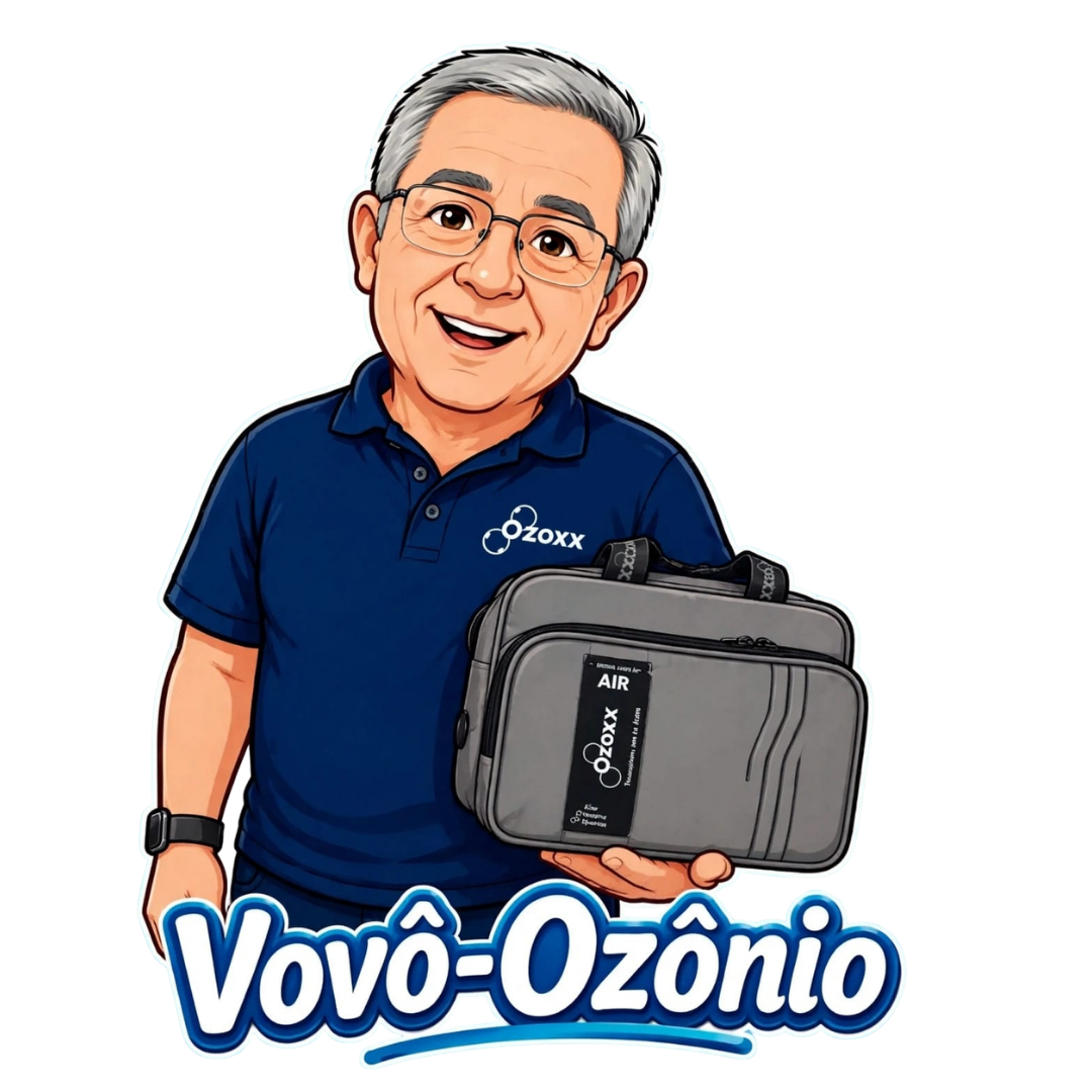 Aurélio Triches, o Vovô Ozônio, segurando um equipamento Ozoxx